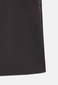 Temno sivo blago z gladko teksturo, s diskretno vtisnjenim napisom "DIDRIKSONS" vzdolž roba. Preprost, funkcionalen dizajn.