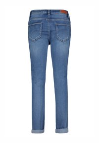 Jeans en denim bleu slim-fit avec un lavage moyen, deux poches arrière et des ourlets roulés. Présente une texture subtile et une étiquette en cuir à la taille.