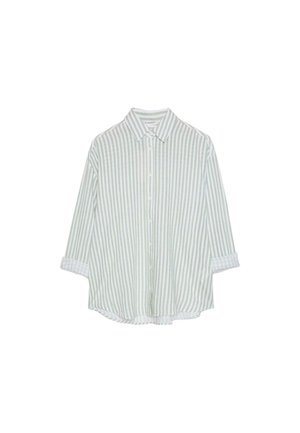 Camicia a maniche lunghe con bottoni, righe verticali grigio chiaro e bianco e colletto classico, maniche arrotolate ai polsini.