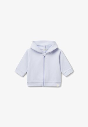 Haut à capuche pour bébé de couleur bleu clair, avec fermeture éclair à l'avant, manches longues et tissu doux, posé à plat sur un fond blanc.