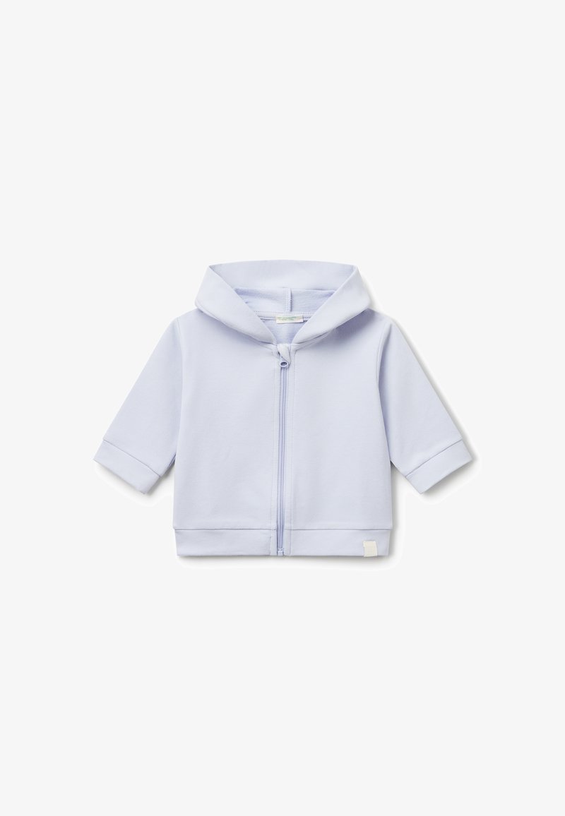 Felpa per neonati azzurro chiaro con zip frontale, maniche lunghe e tessuto morbido, appoggiata piatta su uno sfondo bianco.