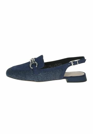 Marineblauer gewebter Slingback-Flachschuh mit silberner Schnallendetail und verstellbarem Knöchelriemen vor weißem Hintergrund.