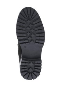 Czarna gumowa podeszwa buta z głębokimi wyżłobieniami i zaokrąglonym kształtem, z wzorem równoległych linii i krzyżyków dla lepszej przyczepności.