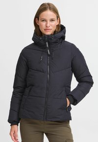 Doudoune noire avec fermeture éclair sur le devant, capuche avec cordons de serrage et poches latérales ; texture lisse avec motif matelassé.