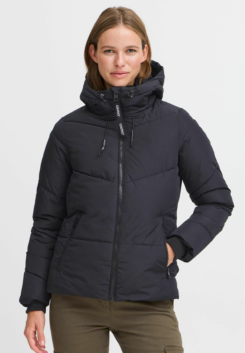 Doudoune noire avec fermeture éclair sur le devant, capuche avec cordons de serrage et poches latérales ; texture lisse avec motif matelassé.