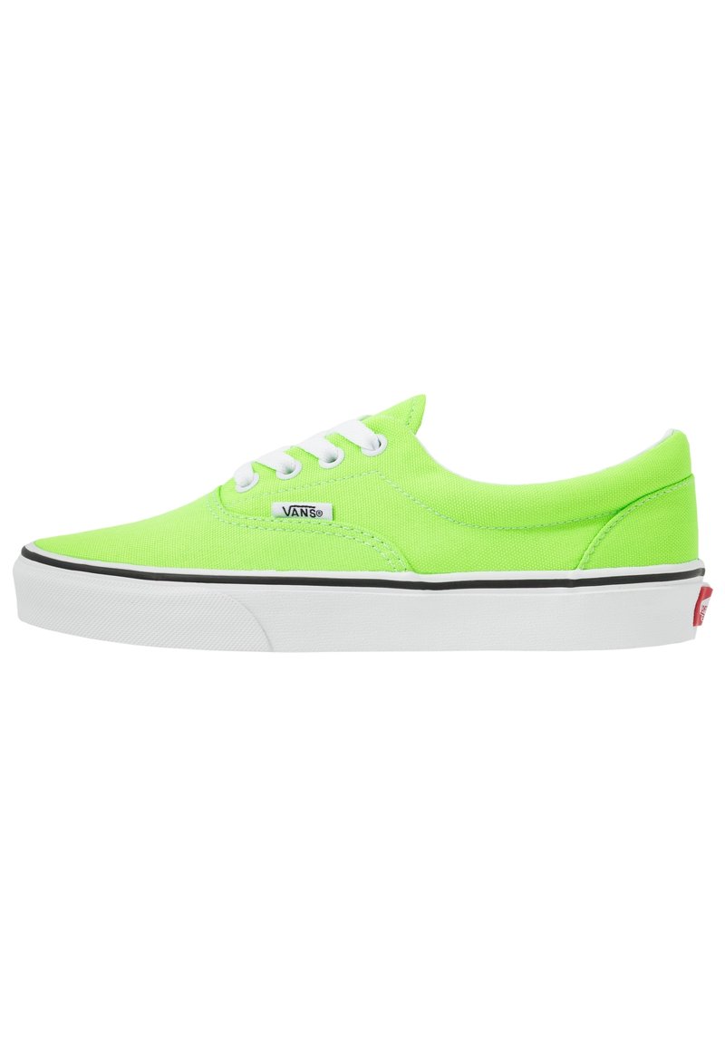 Grüner Segeltuch-Sneaker mit weißen Schnürsenkeln, schwarzer Gummisohle und kleinem Logo-Label. Flacher Schnitt mit glatter Textur und abgerundeter Zehenpartie.