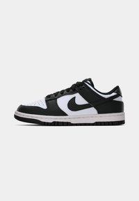 Nike Dunk Low sporta apavi ar melnu ādu un baltu audumu, melnu auklu un strukturētu gumijas zoli.