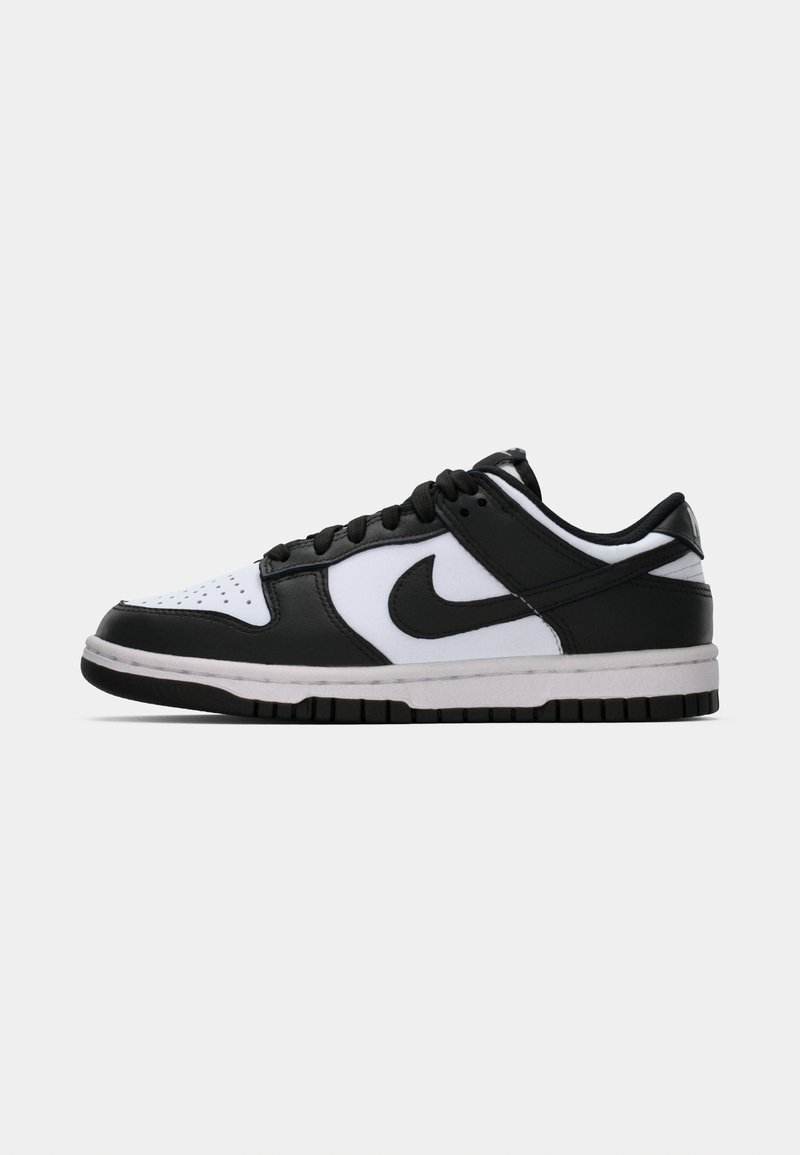 Zapatillas Nike Dunk Low con parte superior de cuero negro y textil blanco, cordones negros y suela de goma texturizada.