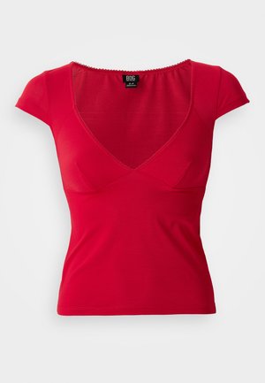 Rotes tailliertes Damen-T-Shirt mit kurzen Ärmeln und tiefem V-Ausschnitt, leicht gerafft unter der Brust, auf einfarbigem Hintergrund.