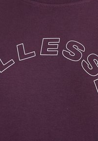 Felpa viola con testo bianco in diversi stili di font. Presenta un collo rotondo e una texture di tessuto morbida.