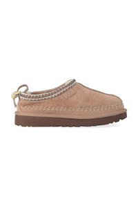 Scarpa slip-on in camoscio marrone con design cucito, tomaia strutturata, suola in gomma e dettagli di rifinitura intorno all'apertura.