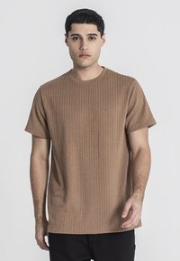 Bruine getextureerde t-shirt met geribbelde patroon, ronde halslijn en korte mouwen. Klein logopatch nabij de linker schouder.