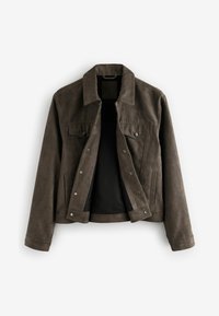 Veste en daim marron avec col, manches longues, fermeture à boutons, deux poches poitrine et poches latérales, présentée ouverte sur un fond blanc.