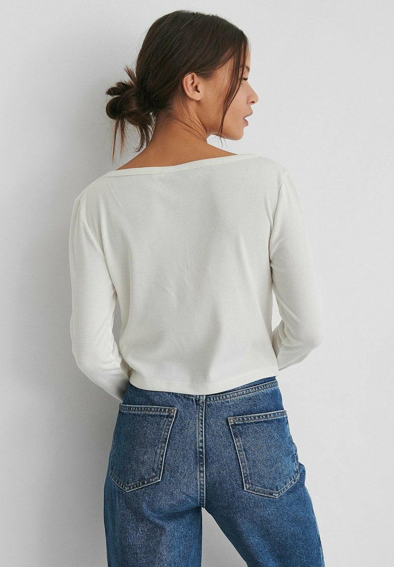Damen Strickjacken | NA-KD MIT KNÖPFEN Strickjacke offwhite/weiß - RS25813 Damen Strickjacken | NA-KD MIT KNÖPFEN Strickjacke offwhite/weiß - RS25813