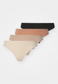 Viererpack Slips in unterschiedlichen Farbtönen: Schwarz, dunkelbeige, hellbeige und Pfirsich. Hergestellt aus glattem Stoff mit elastischen Taillenbünden.