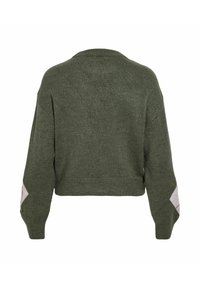 Pull en tricot vert foncé à manches longues avec des patchs en motif argyle blanc et marron aux coudes, vu de dos.