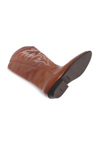 Barna bőr cowboy csizma, ezüst és narancssárga hímzett mintával, kúpos forma, strukturált talppal és alacsony sarkával a kényelemért.
