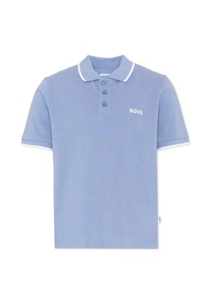 Jasnoniebieska koszulka polo z krótkim rękawem, z białym wykończeniem na kołnierzu i rękawach, trzema niebieskimi guzikami oraz logo "BOSS" po lewej stronie klatki piersiowej.