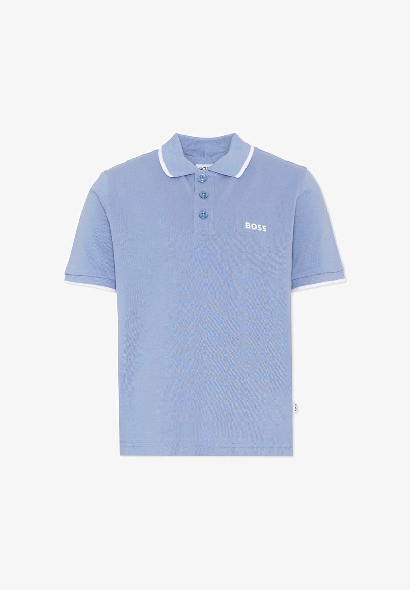 Polo bleu clair à manches courtes avec bordure blanche sur le col et les manches, trois boutons bleus, et logo "BOSS" sur la poitrine gauche.