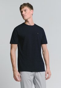 Marineblauwe gestreepte T-shirt met korte mouwen, gemaakt van lichtgewicht stof, met een ronde hals en een klein logo op de borst.