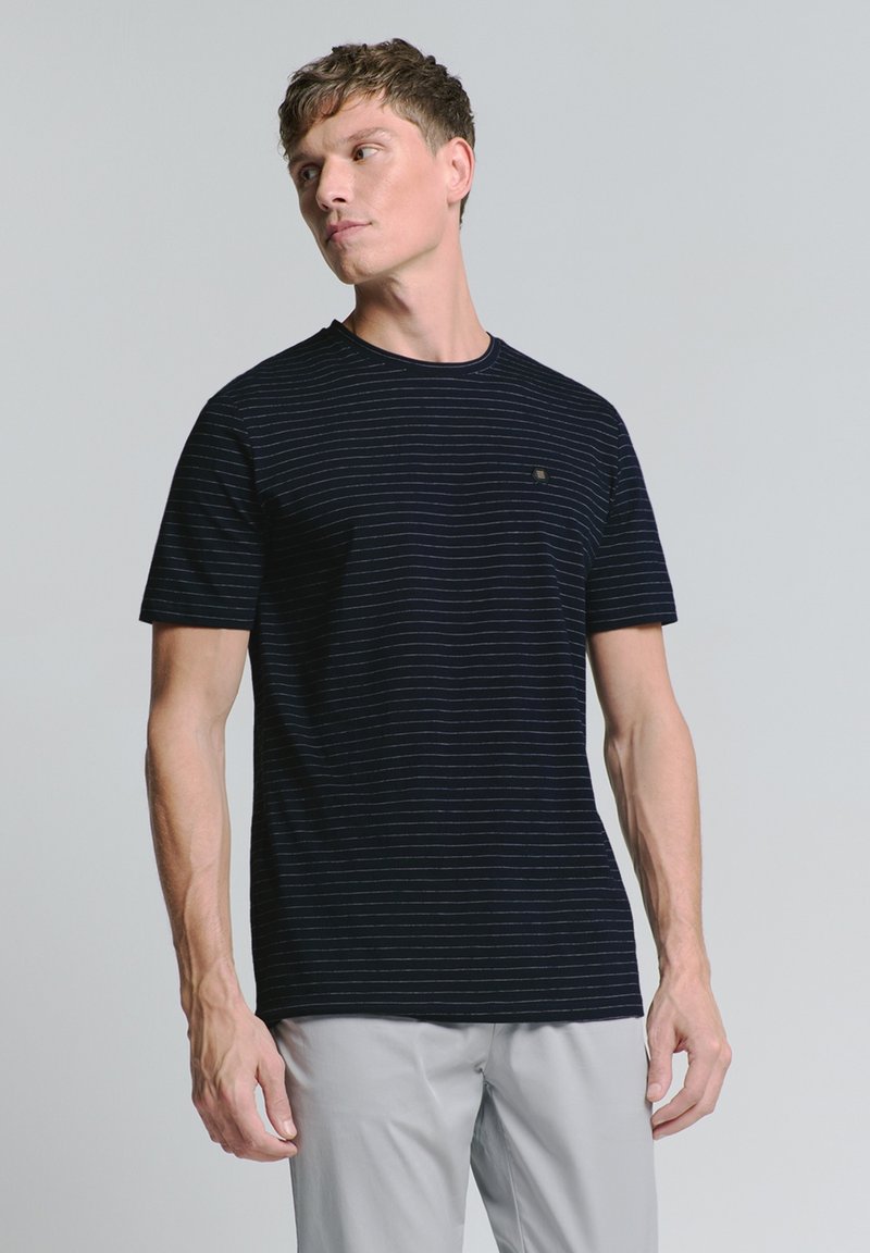 Marineblauwe gestreepte T-shirt met korte mouwen, gemaakt van lichtgewicht stof, met een ronde hals en een klein logo op de borst.