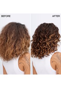 Lockiges Haar, vorher und nachher Behandlung. Links: kraus, ungleichmäßige Textur; rechts: definierte, glänzende Locken mit verlaufenden braunen Highlights.