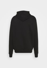 Sudadera de algodón negra con un bolsillo tipo canguro, mangas largas y capucha con cordón. Textura suave y puños y dobladillo acanalados.