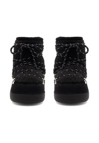 Fekete lábbeli textúrált felsőrésszel, meleg anyagú dizájnnal, kontrasztos fehér fűzőkkel és textúrált talppal a jobb tapadásért.