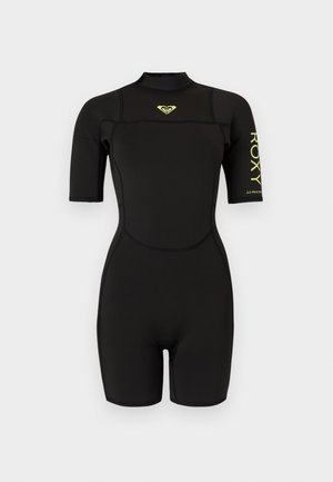 Czarny krótki kombinezon neoprenowy z żółtym logo Roxy na piersi i napisem "ROXY" na prawym rękawie, zaprojektowany do sportów wodnych.