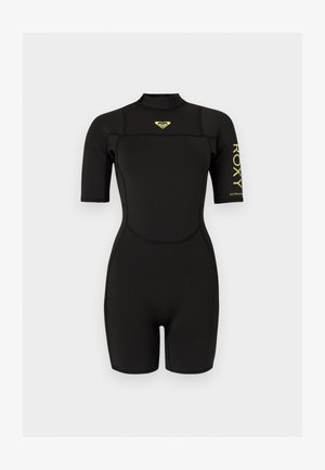 Czarny krótki kombinezon neoprenowy z żółtym logo Roxy na piersi i napisem "ROXY" na prawym rękawie, zaprojektowany do sportów wodnych.