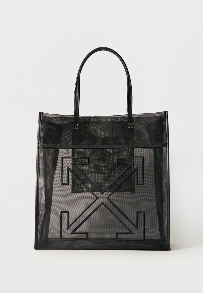 Μαύρη διάφανη τσάντα ώμου με διπλές λαβές και μεγάλο ραμμένο λογότυπο βέλους στο μπροστινό μέρος, σε απλό ανοιχτό φόντο.