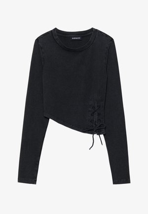 Crna skraćena majica dugih rukava od mekanog materijala, s okruglim izrezom i vezanjem s lijeve strane.