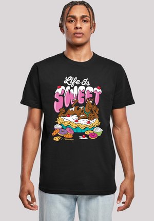 Schwarzes T-Shirt mit einem bunten Grafikdesign und dem Text "Life Is Sweet", das Dessert-Elemente und einen Cartoon-Hund mit Leckereien zeigt.