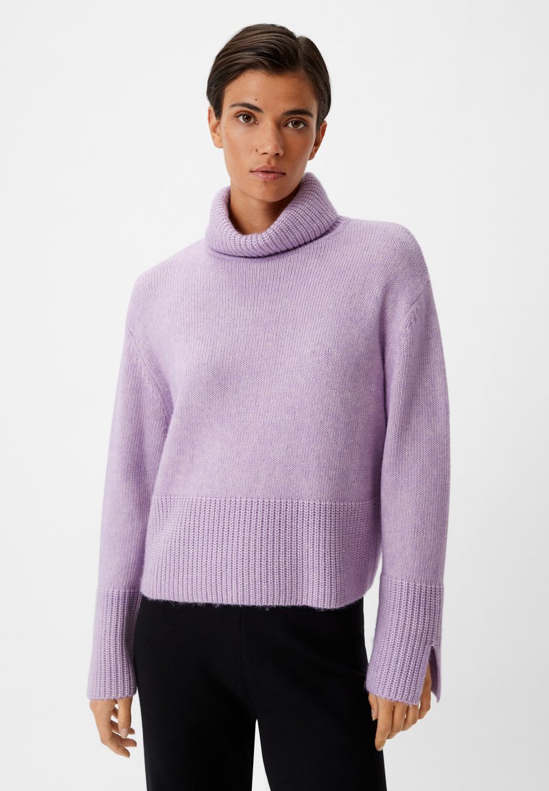 Hellpurpurner gestrickter Pullover mit hohem Rollkragen, gerippten Bündchen und seitlichen Schlitzen. Weiche Textur und lockere Passform.