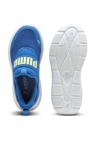 Blå slip-on sneakers med mesh-overdel, gul logo-bånd og hvid gummisål med struktureret grebmønster.