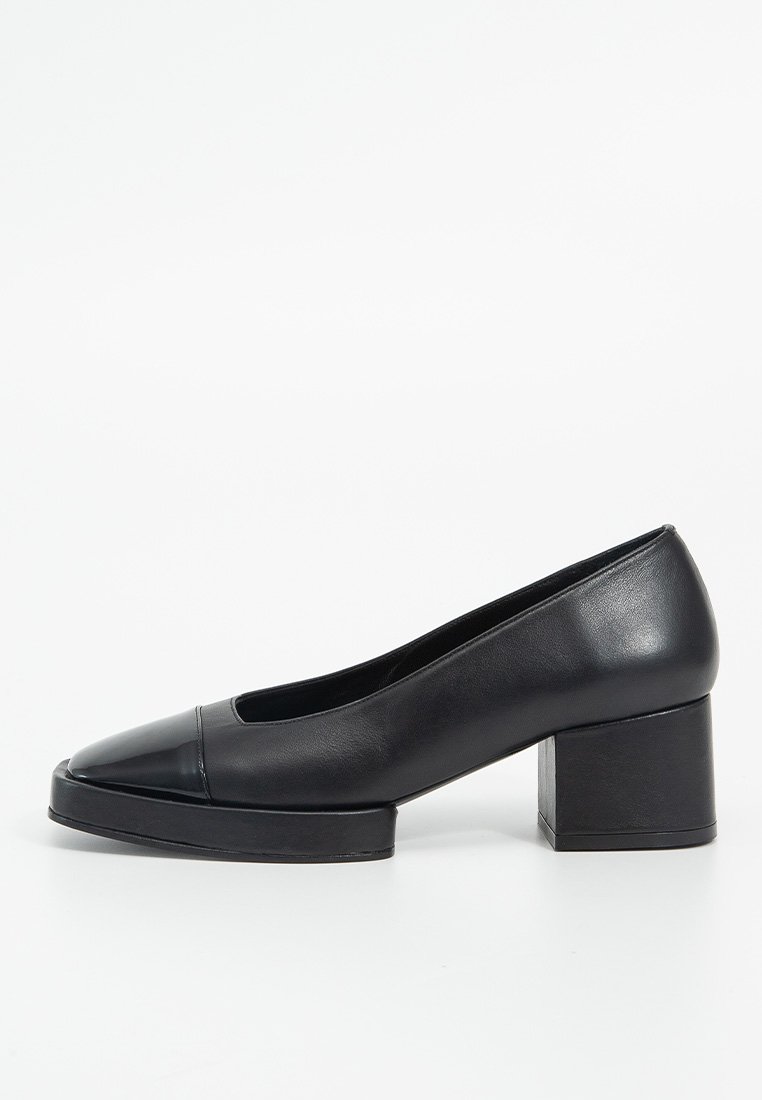 BY FAR Plateaupumps zwart