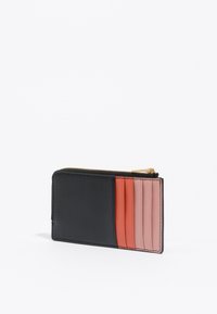 Mustakohv riidest rahakott, millel on tõmblukk ja viis kaardipesa, mis on erinevates punaste, roosa ja virsiku toonides. Sile tekstuur.