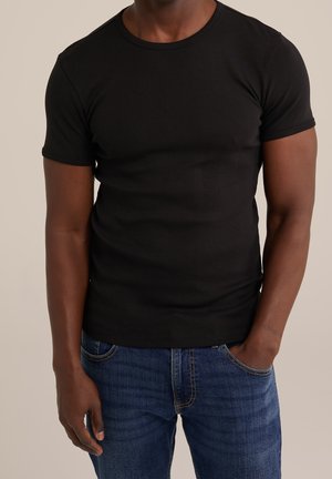 Zwarte t-shirt met korte mouwen gemaakt van katoen, met een ronde halslijn en een getailleerde pasvorm. Draag het met blauwe spijkerbroeken.