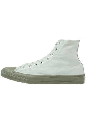 Wysokie trampki z płótna w jasnoszarym kolorze z dopasowanymi sznurowadłami, metalowymi oczkami oraz teksturowaną gumową podeszwą i czubkiem w oliwkowym zielonym kolorze.