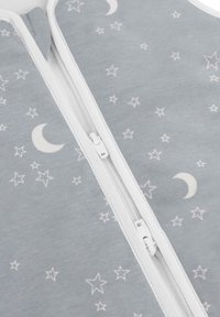 Grau Schlafsack mit einem weißen Reißverschluss, dekoriert mit weißen Sternen und Mondsichel-Muster auf einem strukturierten Stoff.
