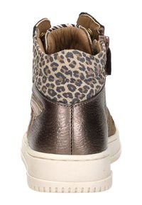 Hoge sneakers met een bruine, gestructureerde leren basis, leoprint stof bij de kraag, gouden hardware en een witte zool.