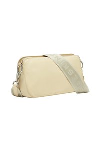 Bolso cruzado de piel beige con un acabado texturizado, que presenta una amplia correa de tela con marca y herrajes de cremallera en tono plateado.