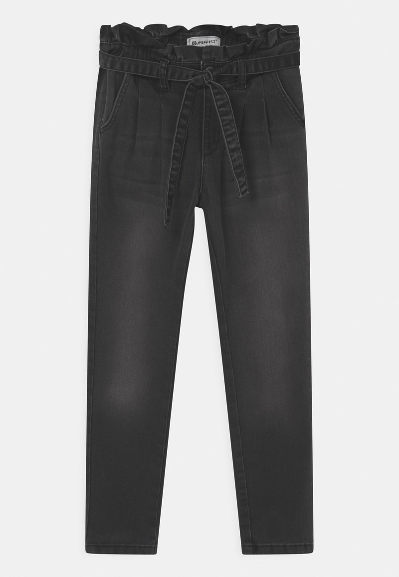 Pantalon en denim noir avec devant plissé, taille élastique et ceinture nouée assortie en tissu. Texture lisse, coupe slim et poches latérales.