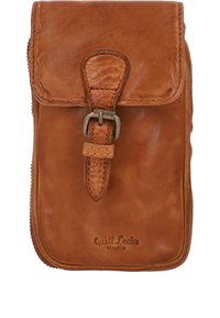 Pochette en cuir marron avec rabat sécurisé par une sangle cousue et une boucle métallique, embossée du texte "Gusti Leder studio" en bas.