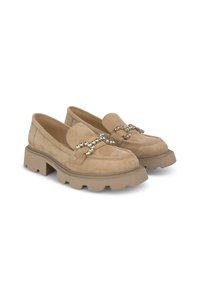 Mocassini beige in suede con suole in gomma spesse. Catena decorativa di pietre trasparenti che arricchisce la parte superiore. Design a punta arrotondata e tacco piatto.