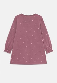 Abito lungo mauve a maniche lunghe con piccolo motivo floreale rosa sparso e polsini elasticizzati a volant, mostrato da dietro su sfondo bianco.