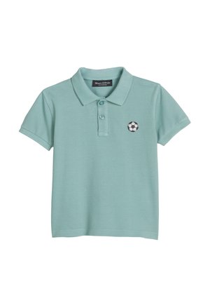 Lichtblauw polohemd met korte mouwen, twee knopen en een kleine geborduurde zwart-witte voetbal op de borst.