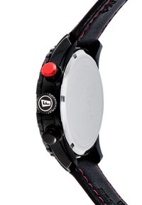 Melna pulkstenis ar apaļu korpusu, sarkaniem akcentiem, strukturētu ādas siksniņu un trim pogām – divām melnām un vienai sarkanai – sānos.