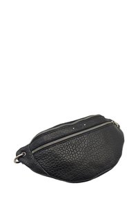 Sac banane en cuir noir avec une surface texturée, des compartiments à double fermeture éclair et une forme arrondie. Comprend des accents en métal argenté.