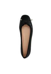 Zwarte leren ballerina met een ronde neus, voorzien van een kleine strikaccent en gouden hardware. Deze heeft een gladde textuur en een minimalistisch ontwerp.
